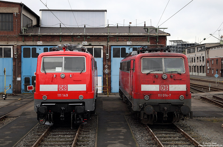 Was für ein Kontrast: Während sich die 111 149 frisch Hauptuntersucht im Bw Köln Deutzerfeld präsentierte, zeigt sich die 111 014 im typischen Look von DB-Regio NRW! 22.4.2012
