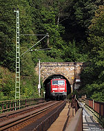 Auf dem Rhein-Sieg-Express (RSX) werden noch immer nicht alle Umläufe mit den „Hamsterbacken“ der Baureihe 442 gefahren. Mit dem planmäßig mit der Baureihe 120 bespannten RE10909 (Aachen – Siegen) verlässt die 111 015 den zwischen Schladern und Rosbach gelegenen „Tunnel bei Mauel“. 10.9.2012