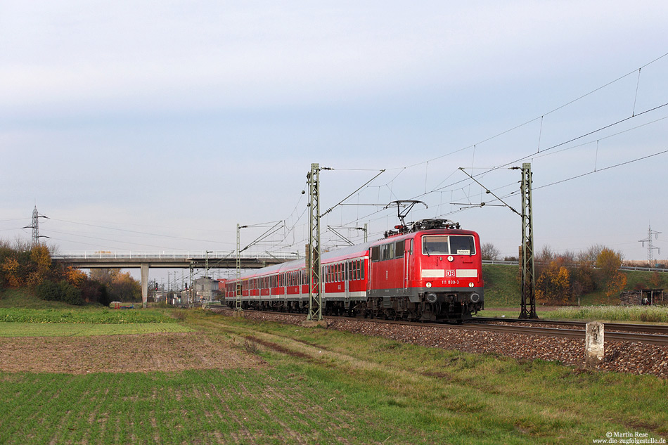 Der Nahverkehr zwischen Mannheim und Karlsruhe wird überwiegend mit Triebwagen der Baureihe 425 gefahren. Lediglich im Berufsverkehr finden sich hier ein paar lokbespannte Züge, deren Bespannung zu den Aufgaben der fünf Ludwigshafener 111 zählen. Mit der RB38851 nach Karlsruhe hat die 111 030 soeben Graben Neudorf verlassen. 9.11.2012