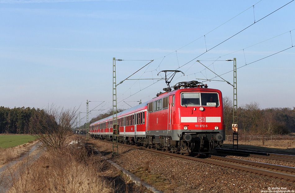 Der Bh Ludwigshafen verfügt über gerade mal fünf Lokomotiven der Baureihe 111, die überwiegend im Berufsverkehr zum Einsatz kommen. Auf dem Weg von Mannheim nach Karlsruhe erreicht die 111 072 mit der RB38855 in Kürze Friedrichstal. 22.2.2012
