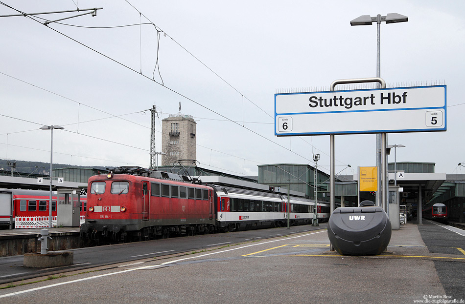 Die 115 114 (in Dienst 21.11.1957) ist inzwischen die älteste, im täglichen Einsatz befindliche, Elektrolokomotive der Deutschen Bahn AG. Am 20.7.2012 verließ die 54-jährige mit dem EC185 nach Zürich HB den Stuttgarter Hauptbahnhof.
