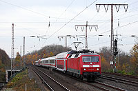 Am 21.11.2012 war der Pbz2470 (Frankfurt – Dortmund Bbf) nicht wie gewohnt mit einer Lok der Baureihe 115 bespannt sondern mit der 120 127! Bei Essen Frohnhausen hat der Zug nur noch 40 Kilometer bis zum Ziel.