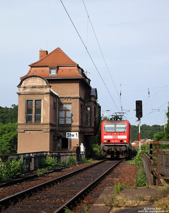 Planmäßig kommt auf der S1 (Meißen Triebischtal – Bad Schandau) die Baureihe 182 zum Einsatz. Des Öfteren verirrt sich aber mal eine Trabbilok in deren Umläufen. So auch am 1.7.2012, fotografiert bei der Einfahrt in Meißen.