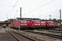 Wellblechhütten wohin man schaut! Im Bw Stuttgart, wo einst Lokomotiven der Baureihe 110 das Bild prägten, findet man heute überwiegend 143er. Am 20.7.2012 warteten hier u.a. die 143 922, 201, 827, 963 und 091 auf die nächsten Einsätze.
