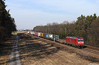 Südlich von Graben Neudorf hat die 145 061 den KT40215 (Zeebrugge – Gallerate) am Haken, den die Lok bis Weil am Rhein bringen wird. 22.2.2012