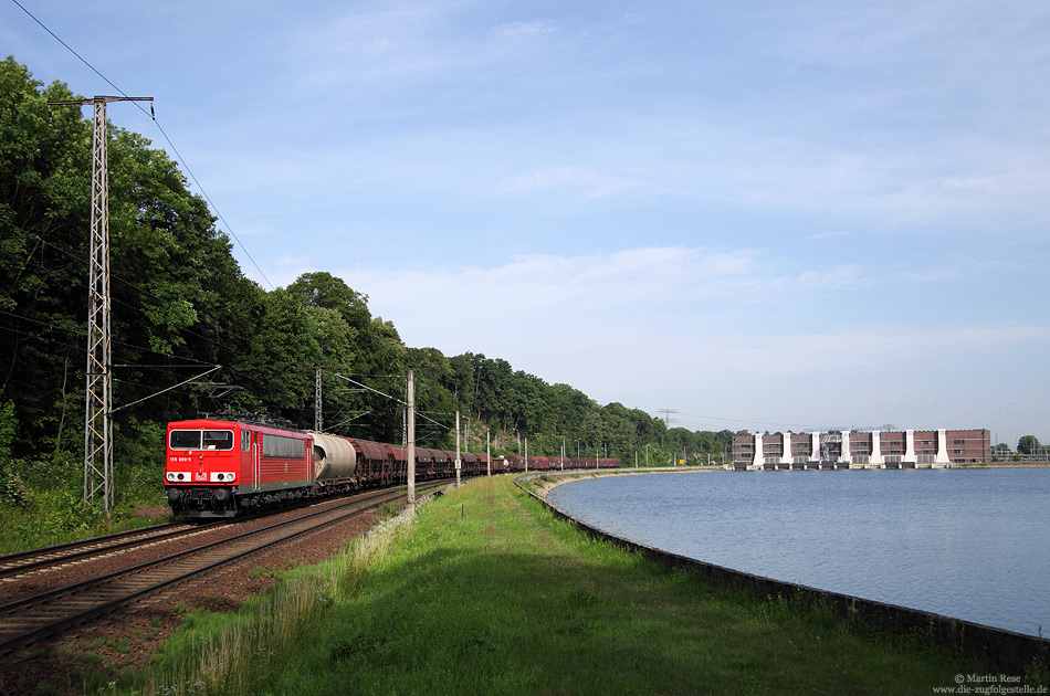 Auf dem Weg nach Dresden Friedrichstadt passiert die 155 099 das Pumpspeicherkraftwerk Niederwartha. 29.6.2012
