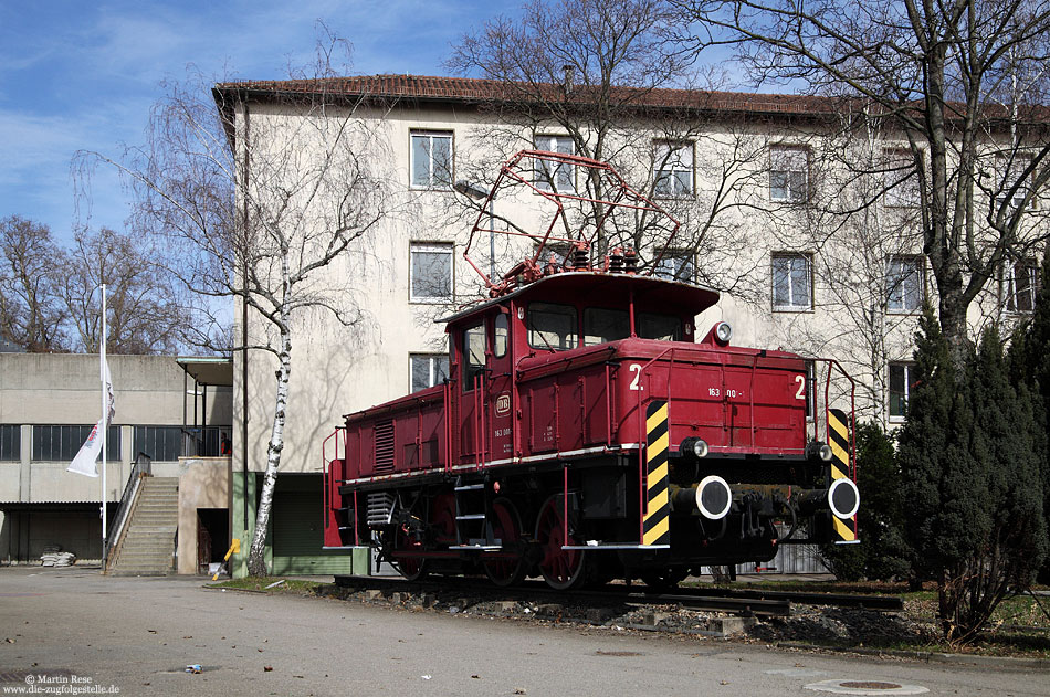 Im Bw Stuttgart erinnert die, 1935 in Dienst gestellte und am 29.9.1977 ausgemusterte, 163 001 an die Einsätze dieser elektrischen Rangierlokomotiven im Ländle. 17.3.2012
