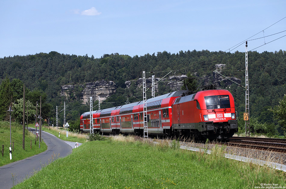 Inzwischen sind alle Lokomotiven der Baureihe 182 beim Bh Cottbus beheimatet. Unter anderem zählt die Bespannung der S1 (Meißen – Schöna) zu den Aufgaben dieser Baureihe. Am 29.6.2012 habe ich die mit der 182 016 bespannte S1 nahe dem Kurort Rathen fotografiert.
