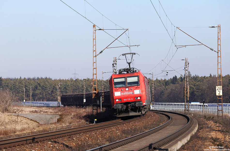 Bei Waghäusel wurde die KBS700 auf einer Länge von etwa zwei Kilometern mit verschiedenen Bauarten einer „festen Fahrbahn“ versehen. Hier fährt die 185 179 mit dem GB49135 (Wanne Eickel – Bludenz) in Richtung Süden. 22.2.2012