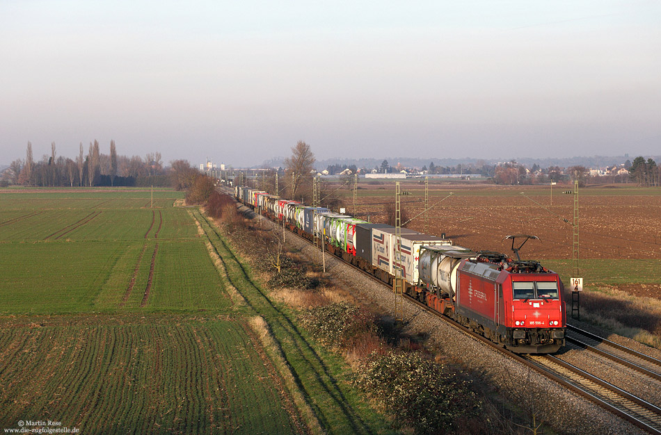 Zwischen Friesenheim und Lahr rollt die 185 596 des Schweizer Unternehmens „Crossrail“ mit einem Containerzug in Richtung Schweiz. 17.1.2012