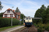 Aus Siegen war die frisch lackierte 218 128 des „Vereins zur Erhaltung historischer Lokomotiven“ angereist. Mit dieser Lok wurden Führerstandsmitfahrten zwischen Korbach und Korbach Süd angeboten. Korbach Süd, 2.9.2012
