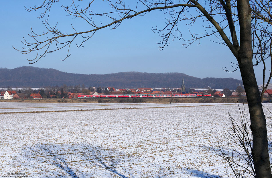Vor der Kulisse des Ortes Othfresen fährt der Schülerzug RE14079 aus Hildesheim nach Goslar. 6.2.2012

