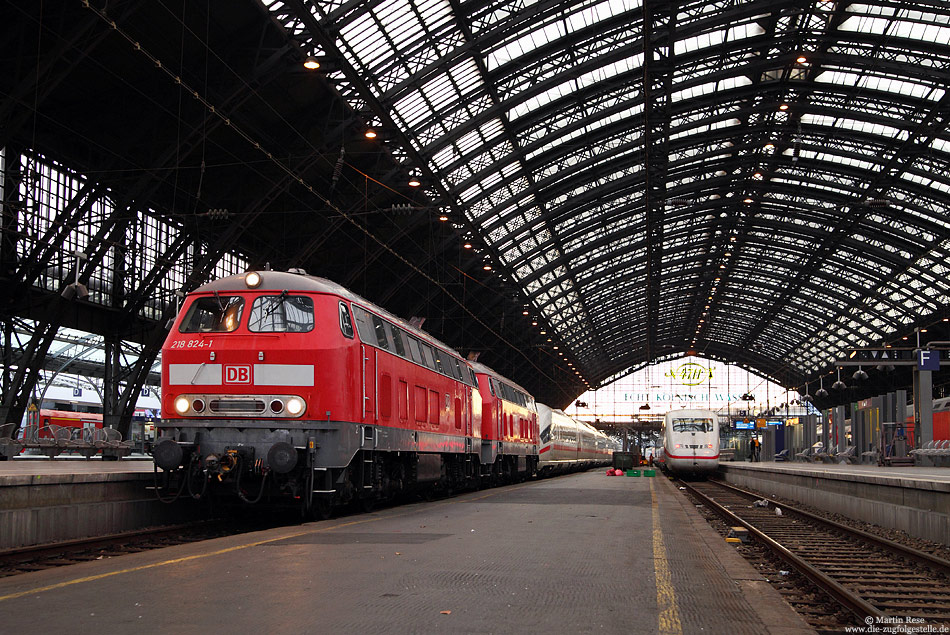Am 13.12.2012 verendete der aus dem 406 007 gebildete ICE11 (Brüssel – Frankfurt/Main Hbf) in Köln Hbf. Zur Hilfe eilten die Kölner Abschlepploks 218 824 und 813, die den Zug nach Köln Bbf in die Werkstatt schleppten. 13.12.2012