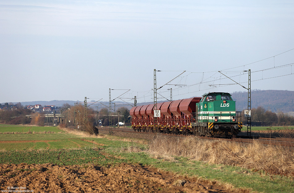 Mit einigen Schotterwagen war die Lok 6 „Weiser Beer“ (92 80 1293 511-2) der LDS am 20.3.2012 bei Niederwalgern auf der Main-Weserbahn unterwegs.