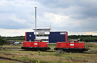 Anfang 2011 wurden die Breitspurgleise des Bahnhofs Mukran von der „Fährhafen Sassnitz GmbH“ übernommen. Auch die bis dato zu DB-Schenker gehörenden Breitspurlokomotiven der Baureihe 347 wechselten den Besitzer und waren fortan für die „Baltic Port Rail“ im Einsatz. Am 23.8.2012 warten die 347 975 und 347 096 auf den nächsten Einsatz.