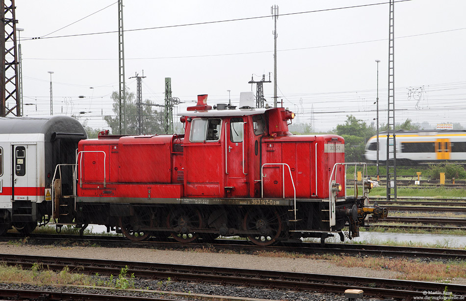 Unbeachtet der Eisenbahnfreunde verrichten die Oldies der V60 ihren täglichen Rangierdienst in den Bahnhöfen. Am verregneten 3.6.2012 habe ich die 363 147 (Baujahr 1963) in Dortmund Bbf fotografiert.