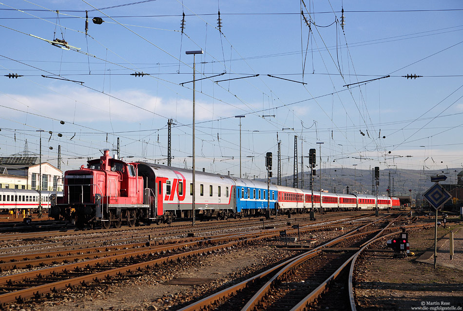 Am späten Nachmittag des 19.10.2012 wird der Nachtzug CNL472 nach Kopenhagen in Basel Bad Bf. vorbereitet. Hinter der Rangierlok 363 208 sind die Kurswagen nach Moskau und Minsk zu sehen.