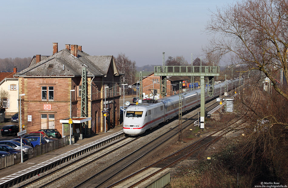 Während die KBS703 mit neuester Sicherungstechnik (LZB und Ks-Signale) ausgerüstet ist, wurden die Bahnhöfe bislang noch nicht modernisiert. Als ICE73 (Kiel – Basel SBB)  durchfährt der 401 080 den Bahnhof Friesenheim (Baden). 17.1.2012