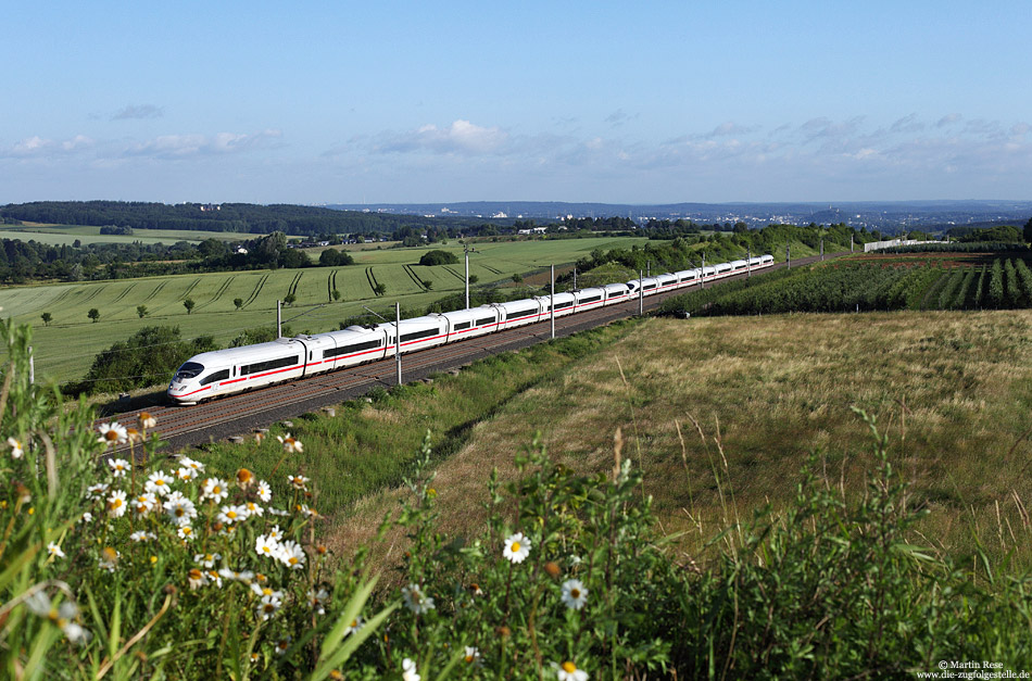 Auf der Schnellfahrstrecke Köln-Rhein/Main kommen ausschließlich ICE3 zum Einsatz. Bei Bockeroth erklimmt der ICE513 (Hamm – München) die Höhen des Westerwaldes. 22.6.2012