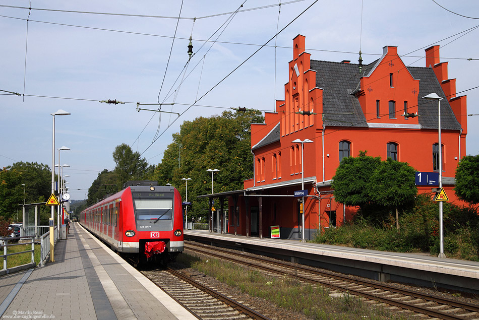 Seit August 2012 präsentiert sich das Empfangsgebäude des Bahnhofs Schladern aus dem Jahr 1859 mustergültig renoviert. 10.9.2012