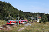 Im Bestand der DB befinden sich nur fünf Triebwagen vom Typ FLIRT, die in Rostock zu Hause sind und ausschließlich auf der Strecke Rostock – Sassnitz bzw. Binz zum Einsatz kommen. Aus Sassnitz kommend fährt der 429 028 als RE13012 in Lietzow ein. Im Hintergrund zweigen die Strecken nach Sassnitz (links) und Binz (rechts) ab. 14.8.2012
