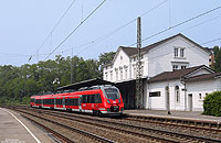 So langsam sollte man sich schon einmal an den Anblick der „Hamsterbacken“ der Baureihe 442 gewöhnen! Derzeit finden zwischen Aachen und Siegen Probefahrten mit den neuen Triebwagen statt. Am 23.5.2012 war der 442 258 auf seiner zukünftigen Stammstrecke unterwegs, fotografiert in Eschweiler Hbf.