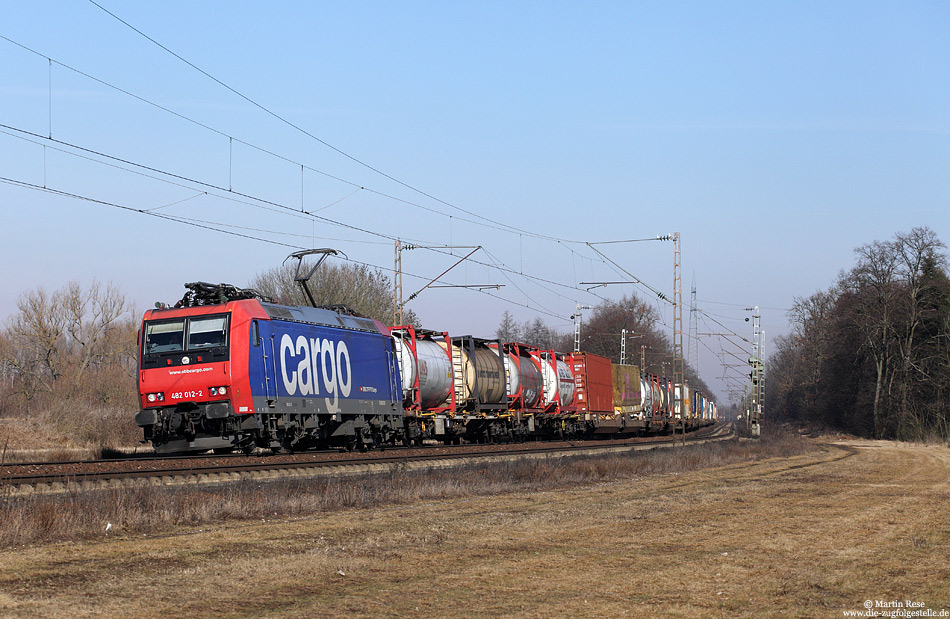 Ebenfalls bei Waghäusel entstand die Aufnahme der Re482 012 von SBB-Cargo. 22.2.2012