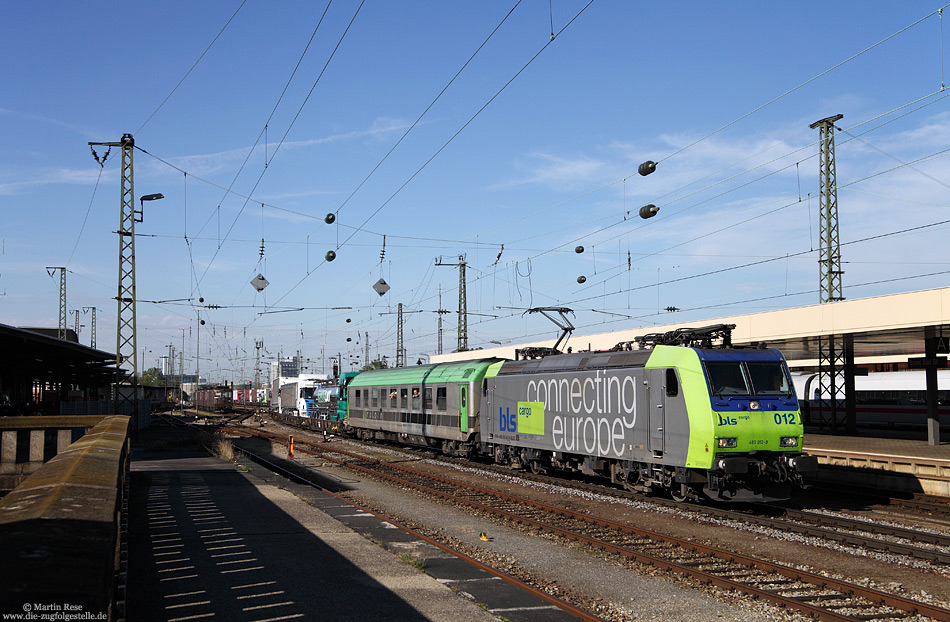 Mit einer „Rollenden Landstraße“ nach Italien passiert die 485 012 der BLS-Cargo Basel Bad Bahnhof. 19.10.2012