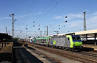 Mit einer „Rollenden Landstraße“ nach Italien passiert die 485 012 der BLS-Cargo Basel Bad Bahnhof. 19.10.2012