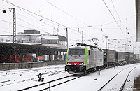 Der Bahnhof Basel Bad Bf. ist ein DB-Bahnhof auf Schweizer Staatsgebiet. Hier fährt die Re486 510 der BLS-Cargo mit einem KLV-Zug in Richtung Süden. 2.2.2012