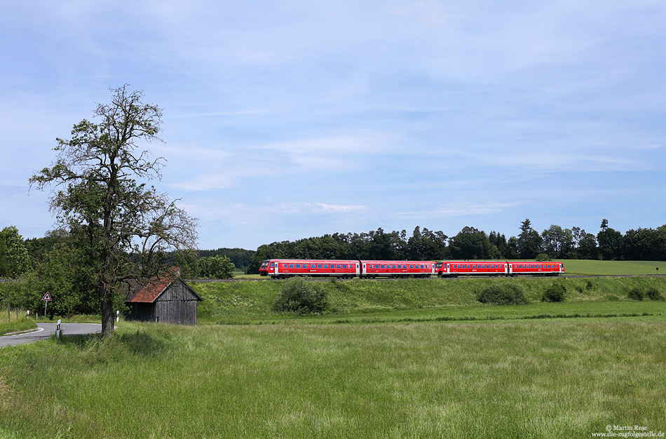 Neben ein paar Regionalbahnen verkehren alle „Eilzüge“ auf der Südbahn unter der Produktbezeichnung „InterregioExpress“ (IRE). Nahe der Ortschaft Gensenweiler fährt eine Doppeleinheit VT611 als IRE3355 von Basel Bad Bf. nach Ulm Hbf. 15.6.2012