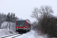 Für den 7.12.2012 wurde schon Tage zuvor Schnee vorausgesagt. Der Deutsche Wetterdienst warnte sogar vor starkem Schneefall mit bis zu 30 cm Neuschnee. Tatsächlich fing es im Laufe des Tages an zu schneien, wobei sogar in den Niederungen eine geschlossene Schneedecke zu bewundern war! Die "weiße Pracht" nutzte ich für ein paar Fotos an der Eifelquerbahn. So entstand zwischen Mendig und Thür die Aufnahme des 628 313, der als RB1212433 auf dem Weg von Andernach nach Mayen West war.