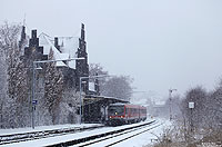 Im dichten Schneetreiben legt die RB12439 in Mendig einen Zwischenhalt ein. 7.12.2012