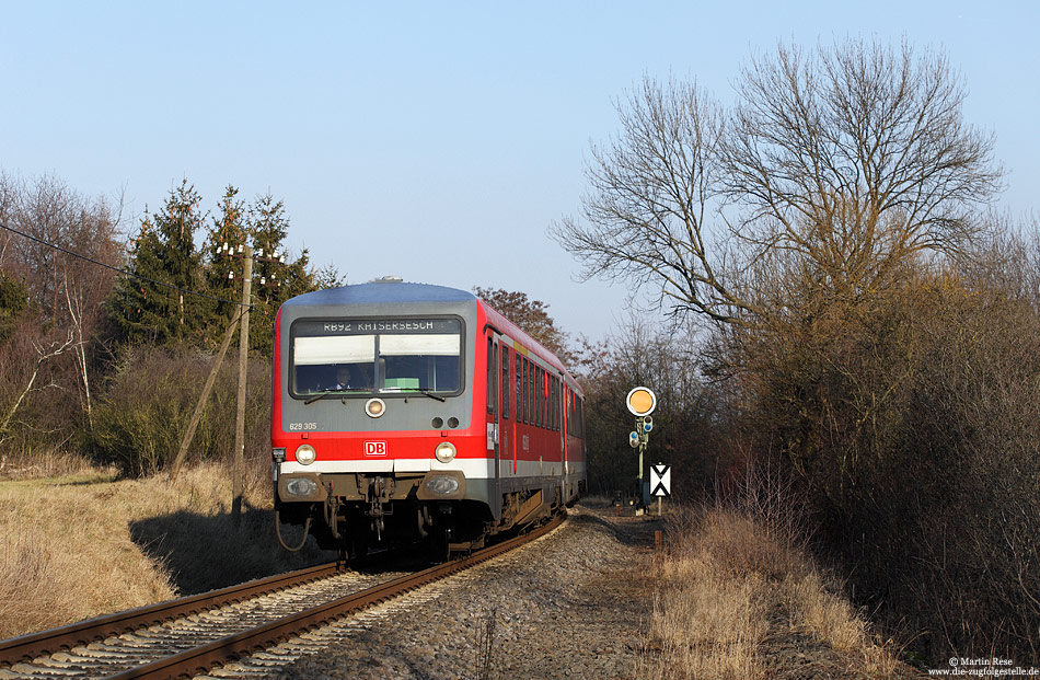 Die Formsignale an der KBS478 bieten reichlich Fotomotive, wenn hier auch „nur“ 628/629 im Einsatz sind. Auf dem Weg von Andernach nach Kaisersesch passiert der 629 305 das westliche Einfahrvorsignal von Mendig. 1.2.2012