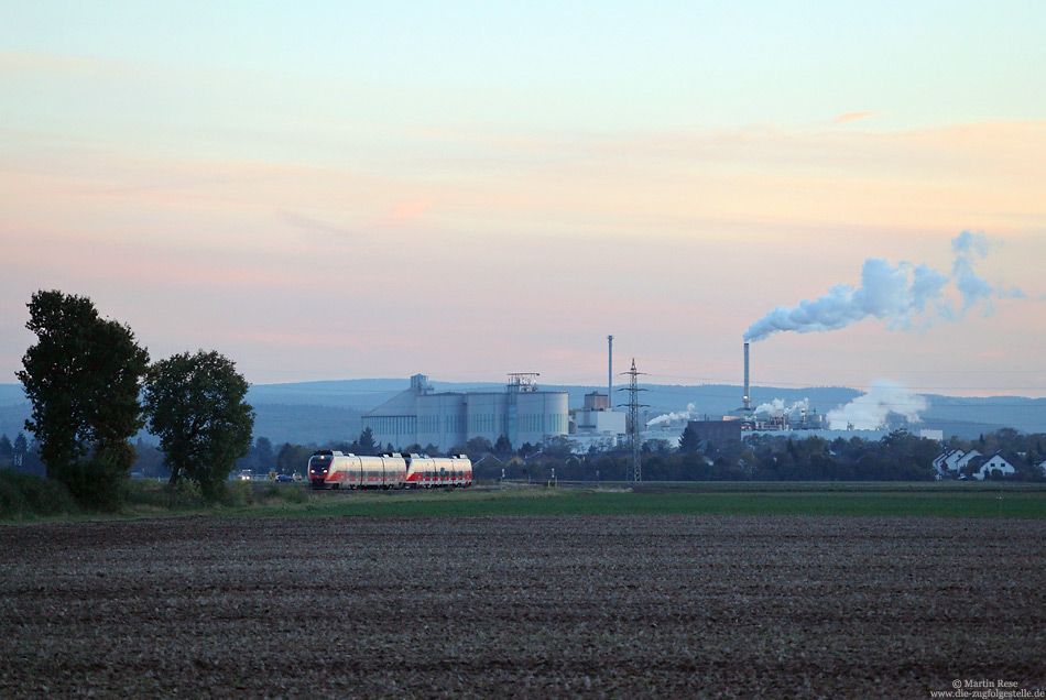 Kurz nach „Licht aus“ entstand mein letztes Foto für Oktober 2012. Vor der Kulisse der Zuckerfabrik Euskirchen fährt der RE10192 nach Köln Deutz. 31.10.2012