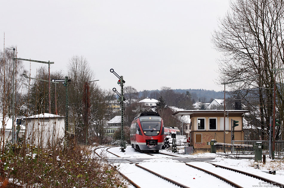 Als einziger Bahnhof entlang der KBS459 besitzt Engelskirchen noch die alte Stellwerkstechnik. Die Tage der Formsignale sind hier allerdings gezählt, da der Bahnhof ab Sommer 2013 umgebaut und an das ESTW angeschlossen werden soll. Als RB11545 (Marienheide – Köln Hansaring) verlässt der 644 546 den Bahnhof Engelskirchen. 12.12.2012