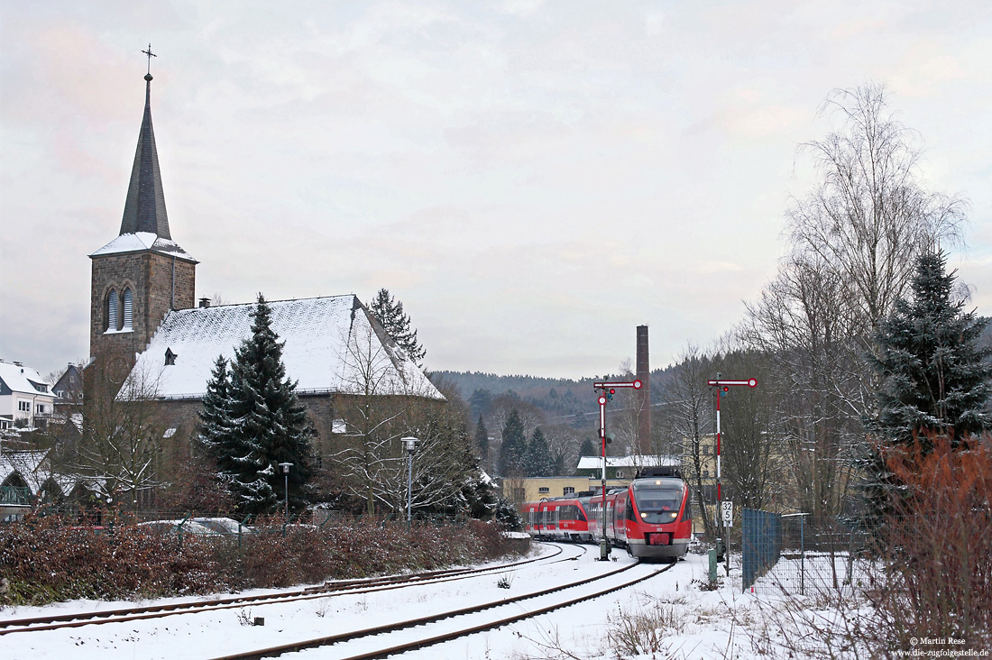 Aus Marienheide kommend fährt die aus dem 644 554 und 018 gebildete RB11549 in Engelskirchen ein. 12.12.2012 