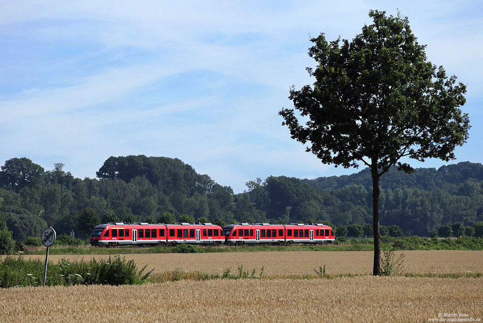 Aus Brilon Stadt kommend fährt ein 648-Doppel als RE10476 dem nächsten Halt Fröndenberg entgegen. 24.7.2012