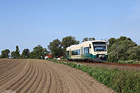 Neben der Rügenschen Kleinbahn betreibt die „Eisenbahn Bau- und Betriebsgesellschaft Pressnitztalbahn mbH“ (PRESS) seit 2009 den Nahverkehr auf der Strecke Bergen – Lauterbach Mole. Am Nachmittag des 20.8.2012 fährt der 650 032 als PRE81276 bei Pastitz nach Lauterbach Mole.
