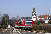 Die DB-Tochter „Kurhessenbahn“ setzt auf ihrem etwa 200 km langen Netz Triebwagen der Baureihe 628.2 und 646 ein. Aus Frankenberg kommend erreicht der 628 227 als RB23111 den Bahnhof Wetter (Hess). 15.3.2012
