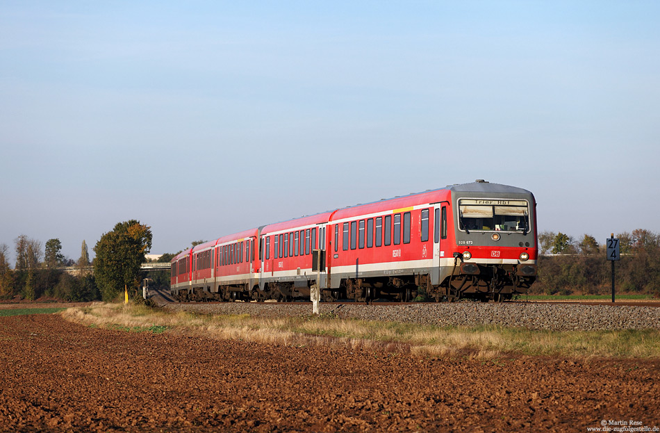 Das Ende der Baureihe 628 ist auf der Eifelstrecke bereits abzusehen, wenn der Ablösetermin im Dezember 2013 sicherlich auch nicht eingehalten werden kann! Zwischen Großbüllesheim und Euskirchen fährt eine dreiteilige 628-Ganitur als RE12085 nach Trier. 31.10.2012