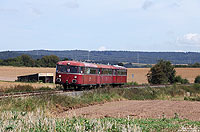 Wie zu alten Zeiten kam auf den Strecken rund um Korbach auch wieder ein Schienenbus zu Einsatz. Auf dem Weg von Wolfhagen nach Korbach habe ich das VT98-Gespann der Oberhessischen Eisenbahnfreunde (996 677, 998 184 und 796 829) bei Berndorf fotografiert. 2.9.2012