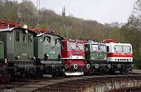 Am Wochenende 14./15.4.2012 standen die Museumstage des Eisenbahnmuseums in Bochum Dahlhausen unter dem Motto „Elektrolokomotiven aus Ost und West“. Hierzu kam aus Weimar ein Lokzug angereist, der unter anderem die E04 11, E94 080, E32 27, 250 250, 211 001, 242 151,  251 012 und die als 212 001 bezeichnete 143 117 „im Gepäck“ hatte. Der Großteil dieser Lokomotiven war an der Drehscheibe ausgestellt.