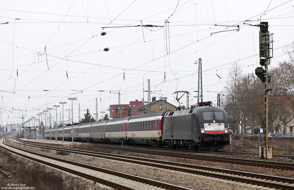 Am 1. April endeten bei DB-Fernverkehr (vorerst ?) die planmäßigen Einsätze der MRCE-Tauri. Am 14.3.2012 habe ich die ES64 U2-026 mit dem über die Riedbahn umgeleiteten EC7 (Hamburg Altona – Chur) in Biblis fotografiert.
