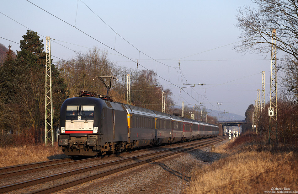 Auch im aktuellen Fahrplan kommen bei DB-Fernverkehr MRCE-Mietlokomotiven zum Einsatz. Zu den planmäßigen Leistungen dieser Lokomotiven zählt das Zugpaar EC6/EC7 zwischen Hamburg Altona und Basel SBB. Die ersten Sonnenstrahlen des 1.2.2012 nutzte ich zwischen Sinzig und Bad Breisig für ein Foto des mit der ES64 U2-030 bespannten EC7.