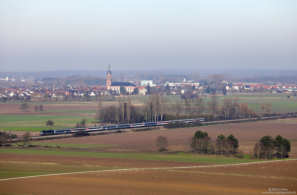 Von den Ausläufern des Schwarzwaldes hat man einen Blick auf die Rheintalbahn. Bei Friesenheim fährt die ES64 U2-072 mit dem EC7 (Hamburg Altona – Chur) nach Basel. 17.1.2012
