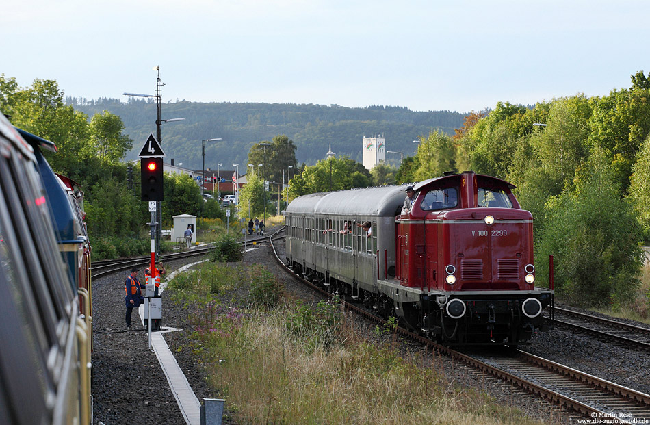 Am Abend des 2.9.2012 erreicht die V100 2299 der Vulkan-Eifel-Bahn mit dem DPE25458 aus Wolfhagen Korbach. Ein Streckenfest, an das man sich gern erinnert, geht zu Ende …