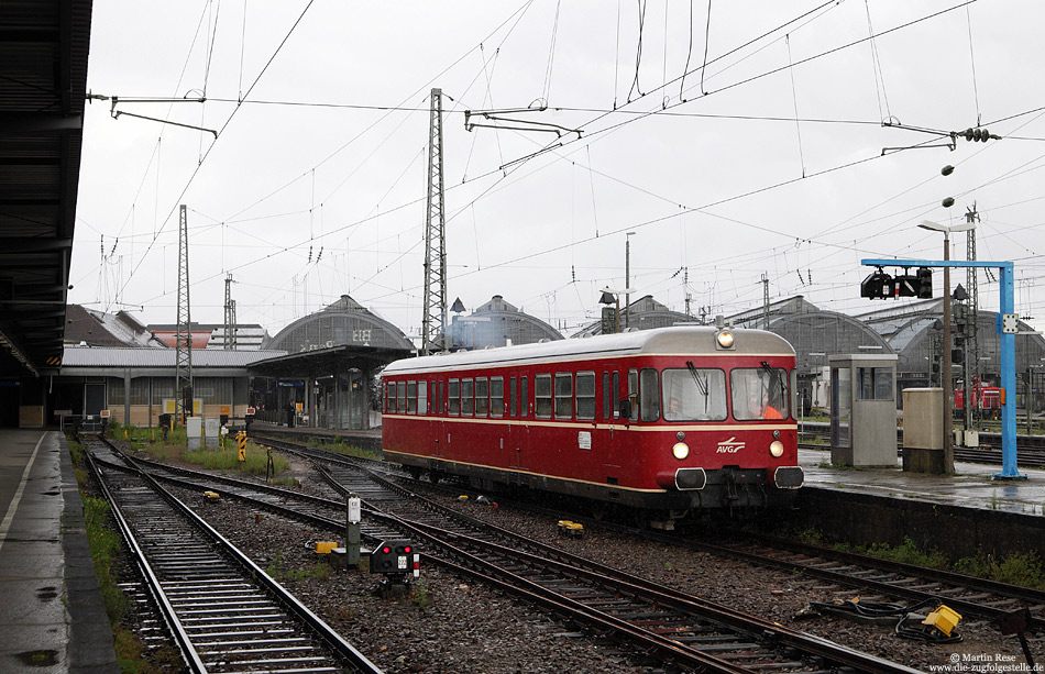 Auch in diesem Jahr werden wieder Ausflugzüge von Karlsruhe nach Bundenthal Rumbach angeboten. Am verregneten 5.5.2012 verlässt der VT452 der AVG den Karlsruher Hauptbahnhof in Richtung Pfälzer Wald.
