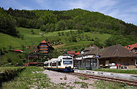 Rund um Offenburg verkehrt die Ortenau-S-Bahn mit Triebwagen vom Typ Regioshuttle aus dem Hause ADtranz. Als OSB 87507 nach Freudenstadt Hbf steht der VT525 und VT531 abfahrbereit in Bad Griesbach. 11.5.2012