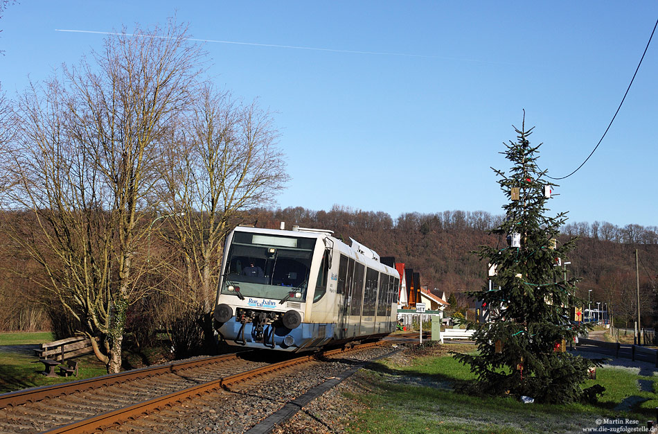 Ja ist denn schon Weihnachten? Bei Untermaubach passiert der VT6.010.1 einen vergessenen Weihnachtsbaum. 16.1.2012